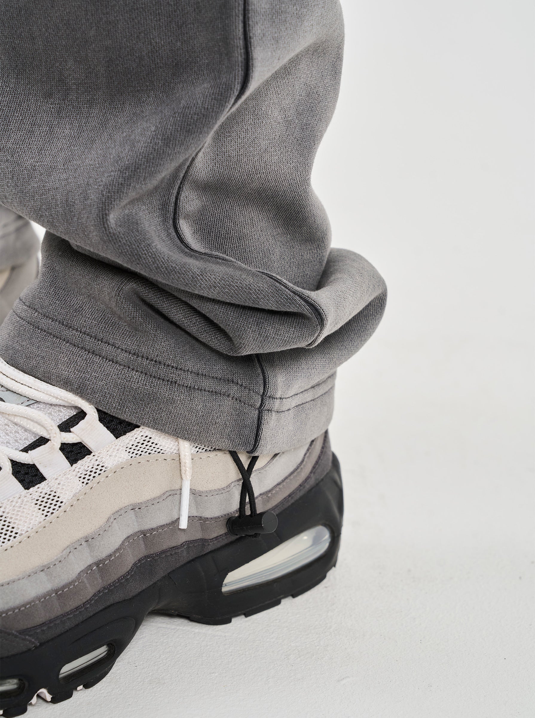 REALER THAN MOST JOGGER - BLACK